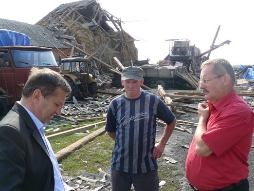 Wójt Gołuchowa Marek Zdunek i starosta Michał Karalus u poszkodowanych w Kucharach