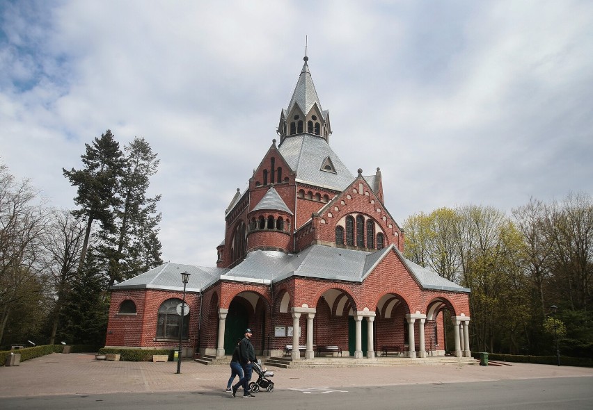Remont kaplicy na Cmentarzu Centralnym w Szczecinie został zakończony. Budowla odzyskała blask! [ZDJĘCIA]