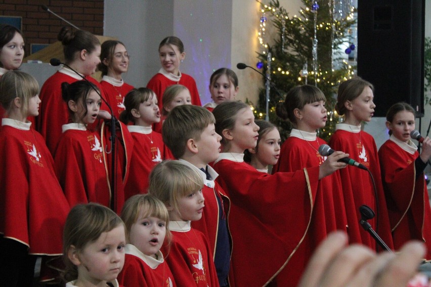 Dziecięca Schola Parafialna "Gaudium" zaśpiewała w parafii...
