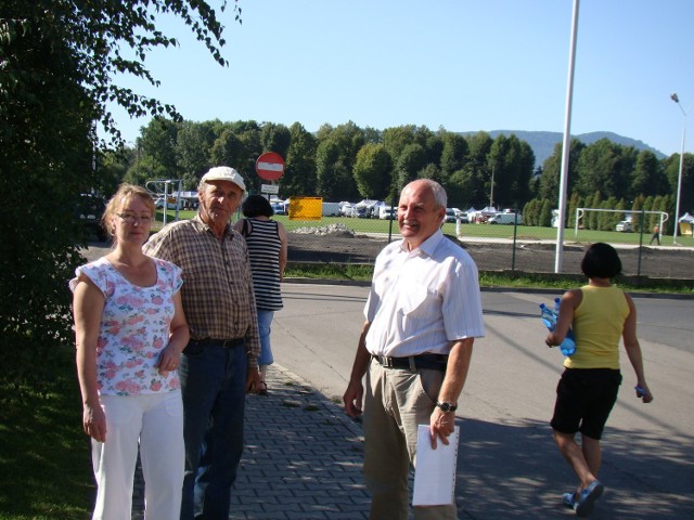 Mieszkańcy Elżbieta Poczta i Stanisław Miłoń (z lewej), i przewodniczący zarządu dzielnicy Andrzej Bryzek