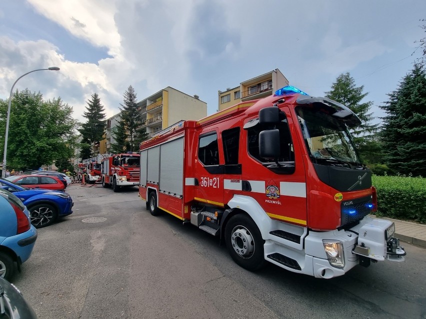 Pożar na balkonie bloku w Przemyślu. Wyjechały trzy zastępy strażaków [ZDJĘCIA]