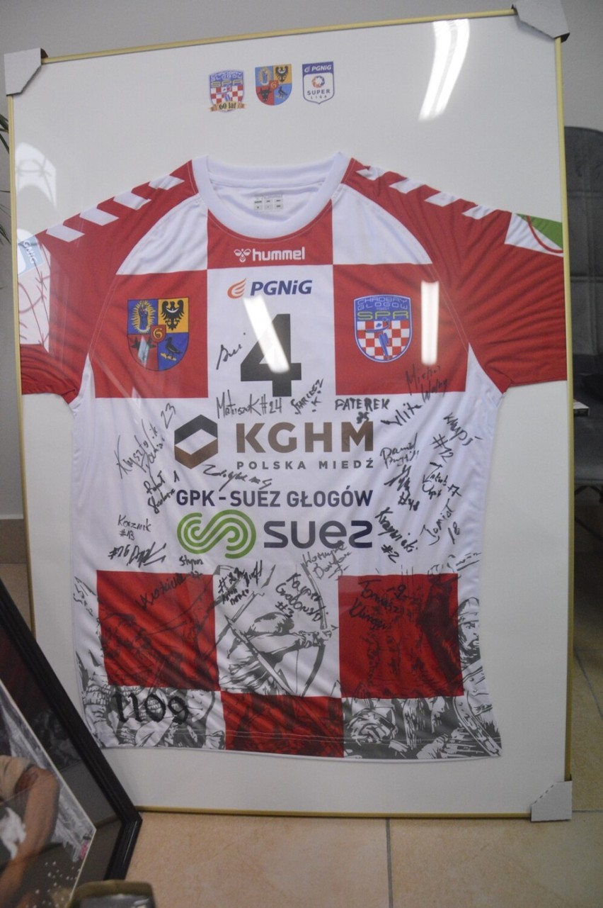 Koszulka SPR-u Chrobry Głogów z autografami zawodników.