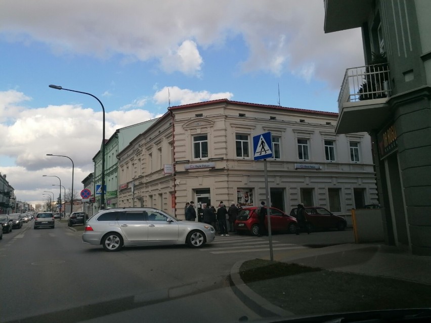 Kolejki w bankach i przy bankomatach w Tomaszowie. Ceny paliw rosną, choć kolejek na stacjach już nie ma