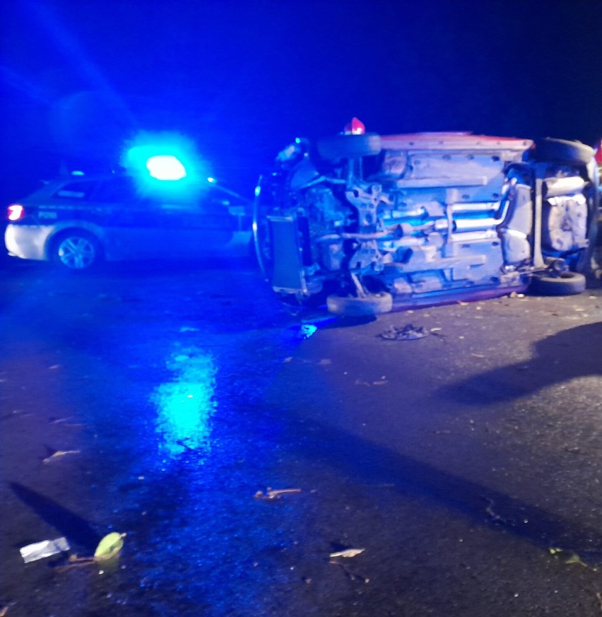 Wypadek na DK 91 w Siewierzu. Dachował samochód osobowy, dwie osoby trafiły do szpitala