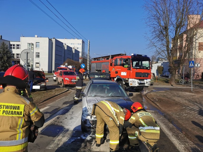 Wypadek na Kilińskiego w Zduńskiej Woli. Zderzenie samochodów i pożar
