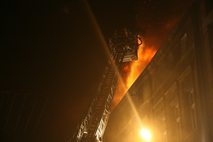 Pożar w Sosnowcu: Przy Kołłątaja płonęła kamienica, ewakuowano całą ulicę [ZDJĘCIA]