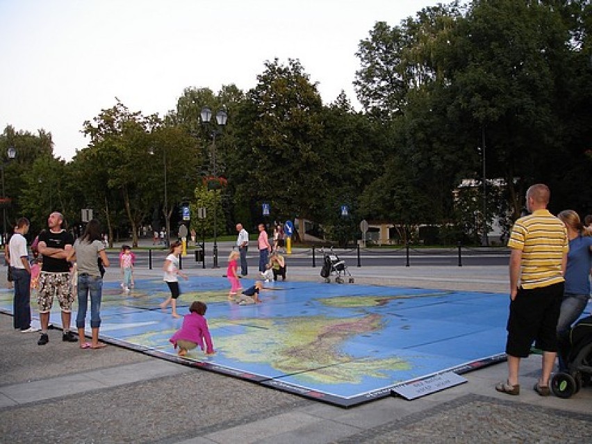 Plac zabaw dla dzieci na wielkiej mapie świata