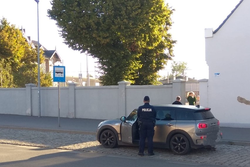 Kontrole policji w Wągrowcu. Kierowcy muszą liczyć się z mandatami za parkowanie na zatoczkach autobusowych