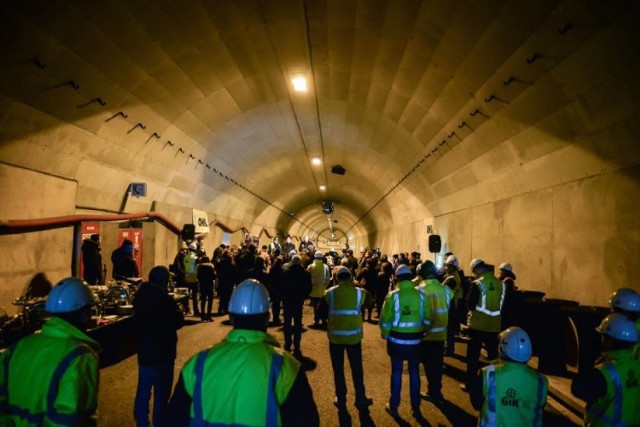 Inwestycja obejmuje w sumie budowę trzech tuneli (dwóch przejść podziemnych i tunelu drogowego) oraz przebudowę ul. Żegańskiej i Zwoleńskiej na długości ok. 830 m. Przywrócenie ruchu na wschodniej jezdni ulic K. Szpotańskiego i Patriotów nastąpi w lipcu. W czerwcu ma zostać otwarta ul. Żegańska od ul. M. Pożaryskiego do Dworcowej, w sierpniu odcinek od ul. Dworcowej do Patriotów. Otwarcie tunelu pod linią kolejową planowane jest w listopadzie.