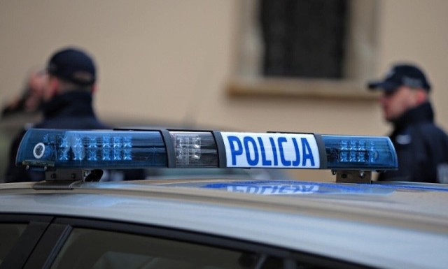 Policjanci interweniowali w jednym z mieszkań w centrum Tarnowa. W środku zastali pijaną matkę, jej znajomego, który również był pod wpływem alkoholu oraz 4-miesięczne niemowlę