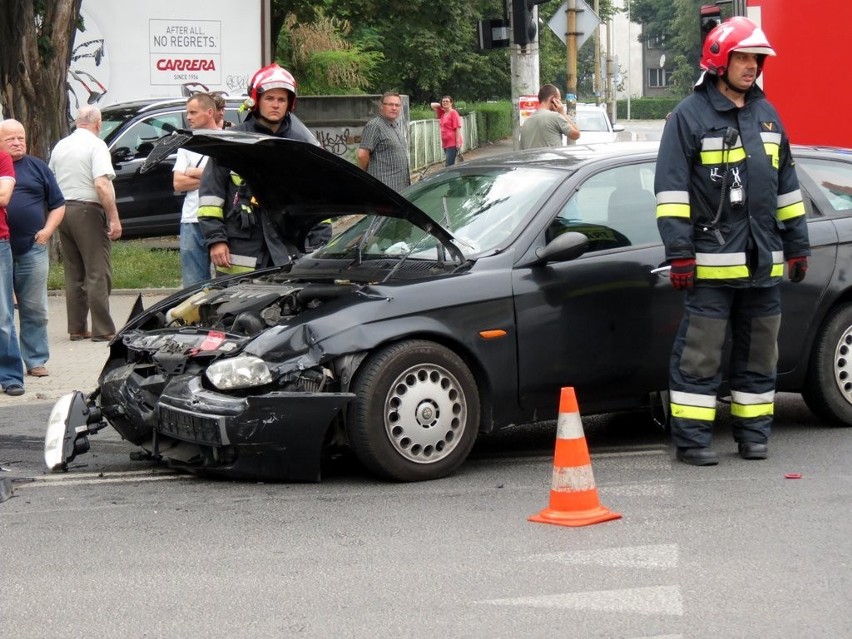 Wrocław:Wypadek na Poznańskiej, auto dachowało (ZDJĘCIA)