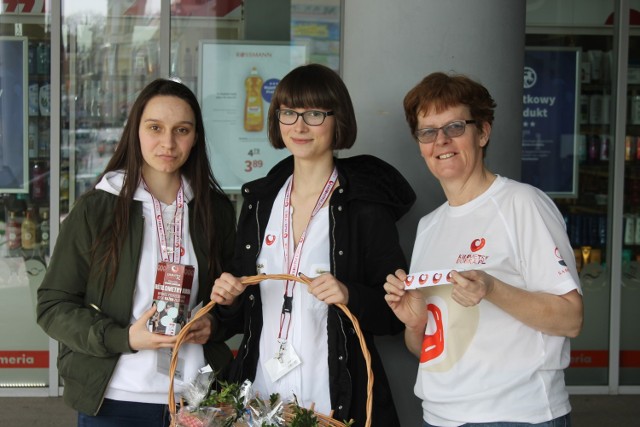 Wolontariusze akcji „Kilometry dobra” podczas kiermaszu wielkanocnego w Galerii Krotoszyńskiej