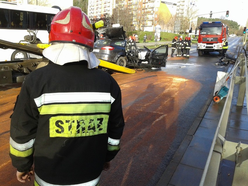 Wypadek w Gdyni. Zderzenie autokaru szkolnego z samochodem osobowym [ZDJĘCIA, WIDEO]