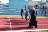 Na nowiutkim stadionie w Zabrzegu pobiegli w gumowcach. Bo obiecali to patronowi obiektu [ZDJĘCIA]