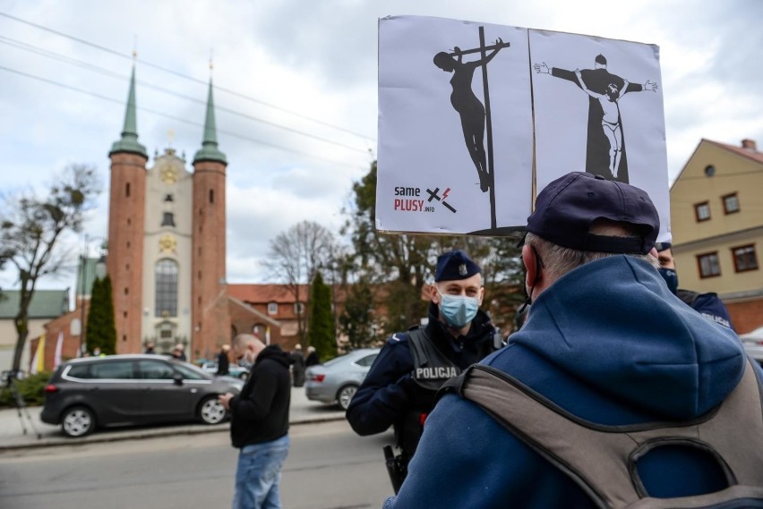 Protest przed Katedrą Oliwską, w której odbywał się ingres...