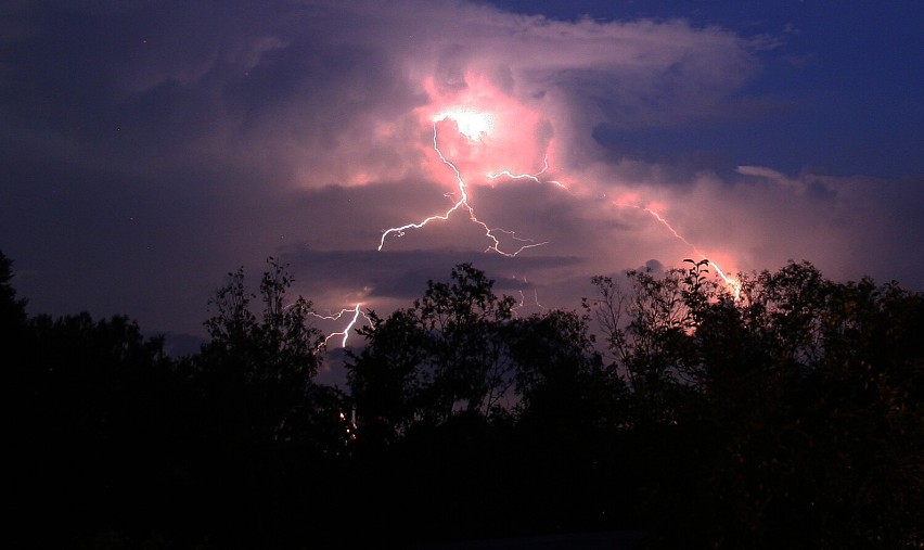 Instytut Meteorologii i Gospodarki Wodnej wydał dla powiatu pleszewskiego ostrzeżenia drugiego stopnia przez burzami z gradem i upałami