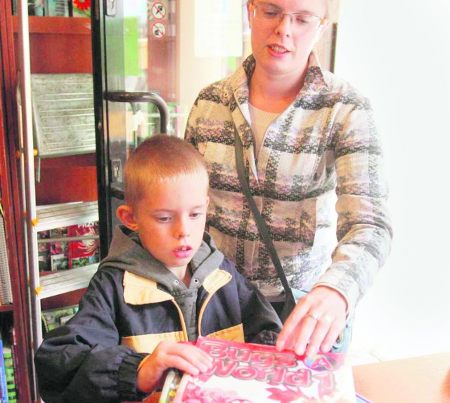 7-letni Mateusz Ratajczyk z Zabrza, wraz z mamą Magdaleną, kupował podręczniki do pierwszej klasy