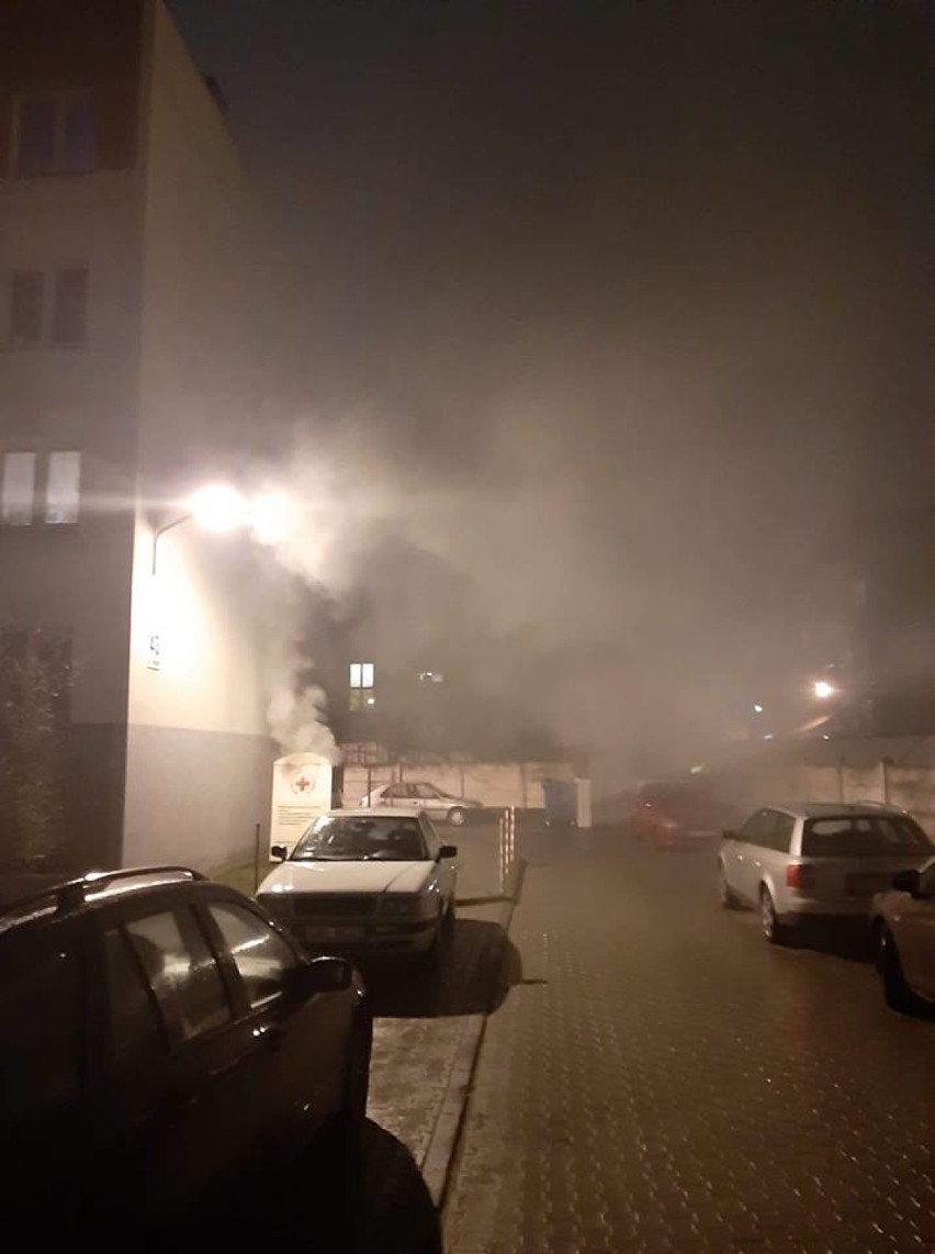 Pożar kontenera z odzieżą na ulicy Łęgskiej we Włocławku. To było podpalenie [zdjęcia]