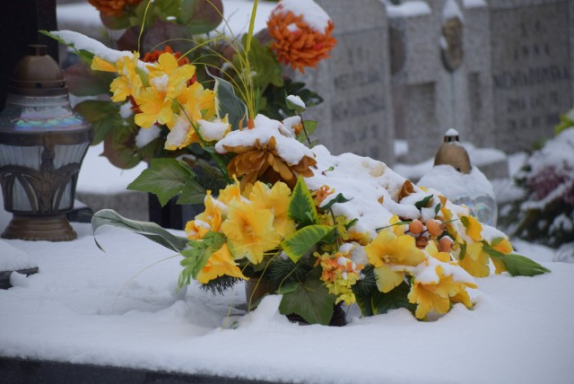 Cmentarz Parafialny w Sieradzu w zimowej szacie