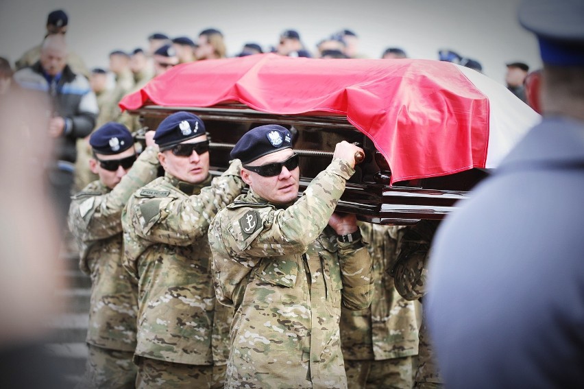 Pogrzeb zastrzelonego antyterrorysty z Oleśnicy. Kondukt żałobny przeszedł ulicami miasta