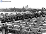 Pomnik i cmentarz żołnierzy radzieckich w Kostrzynie. Tego miejsca już nie ma. Tak wyglądało jego otwarcie w 1945 r.