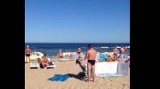 Tomasz Zimoch we Władysławowie na plaży: Tłumy ludzi, parawany, leżaki | WIDEO