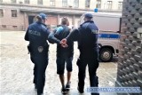 Dramatyczne chwile pod Wrocławiem. Nożownik zaatakował policjantów!
