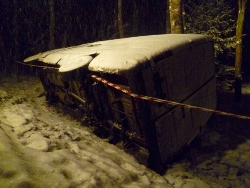 Fatalne warunki na drogach. W Nowym Krakowie zderzył się tir z busem FOTO FILM
