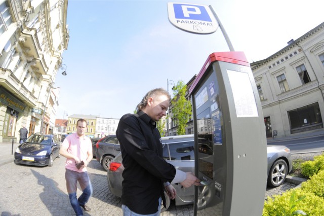 Jaki ta decyzja miała wpływ na budżet miasta i czy pogłębiła deficyt miejsc do parkowania w centrum na razie nie wiadomo.