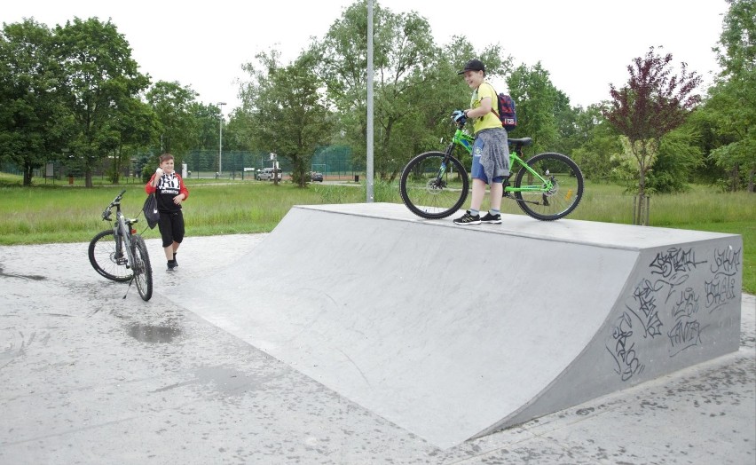 Skatepark w Tarnobrzegu otwarty dopiero po czwartym odbiorze. Można już jeździć, ale jest ślisko [ZDJĘCIA]  