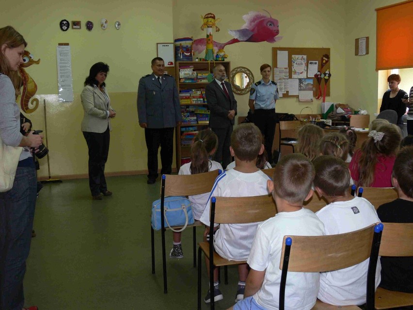 Krotoszyn - Mundurowi szkolą najmłodszych. Pierwszaki muszą być bezpieczne. ZDJĘCIA