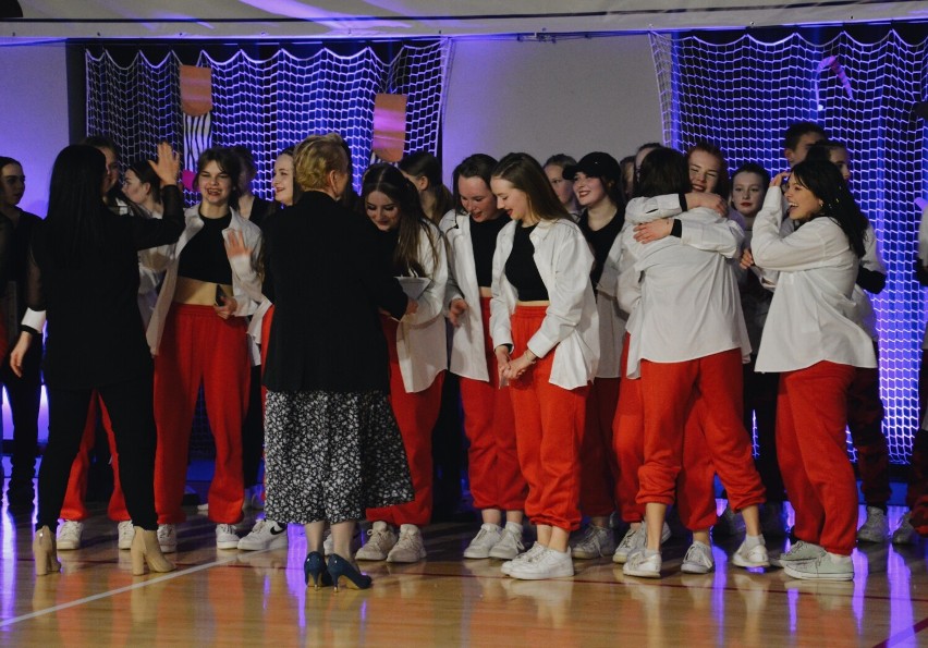 Gorlice. Taneczna ekipa z Młodzieżowego Domu Kultury zdobyła srebrny medal podczas turnieju Chyże Nóżki. Dziewczyny były niesamowite