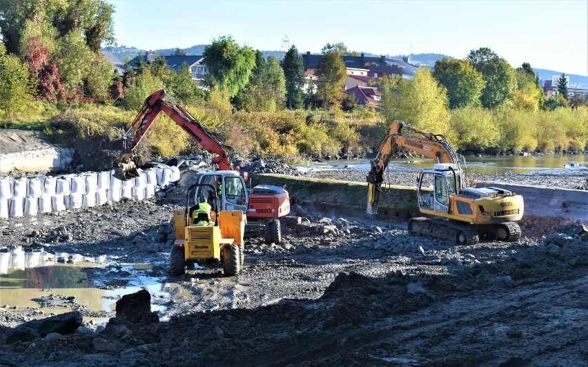 Nowy Sącz. Rzeka Kamienica rozkopana. Trwają prace przy modernizacji progów wodnych. Zobacz zdjęcia