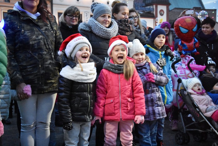 Choinka na Rynku Głównym w Oświęcimiu już świeci. Dzisiaj,...