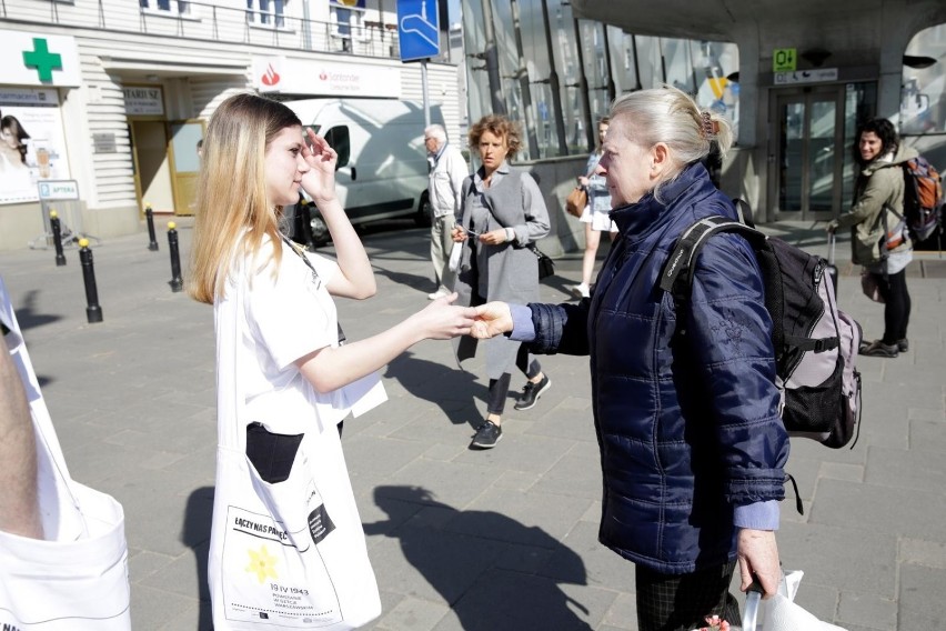 Akcja Żonkile 2019, Warszawa. Żółte kwiaty pojawiły się na...