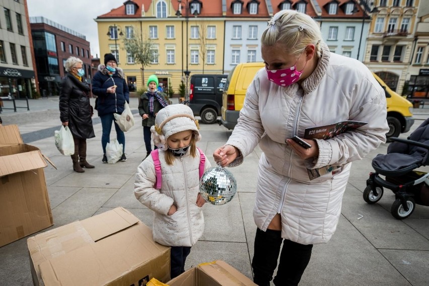 W sobotę (28.11.) w przystrajaniu choinki na Starym Rynku...