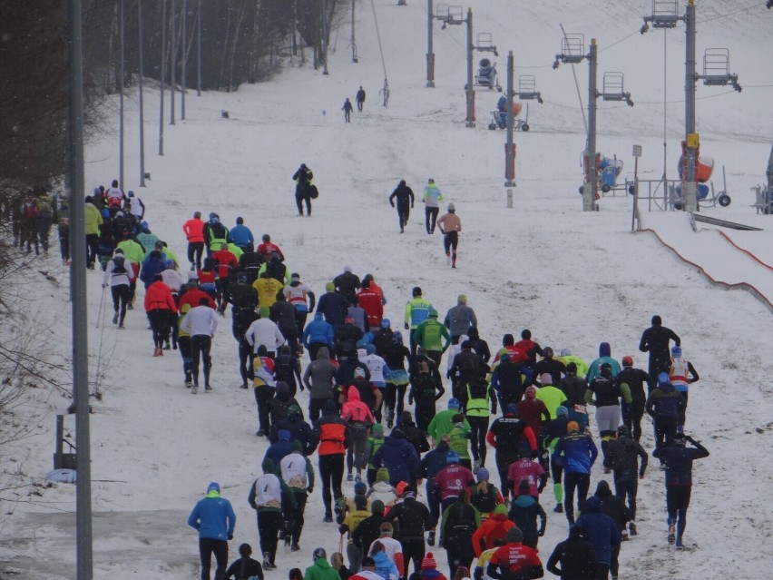 Rusza zimowy VII Trail Kamieńsk 2023 na Górze Kamieńsk. Do pokonania dwa dystanse
