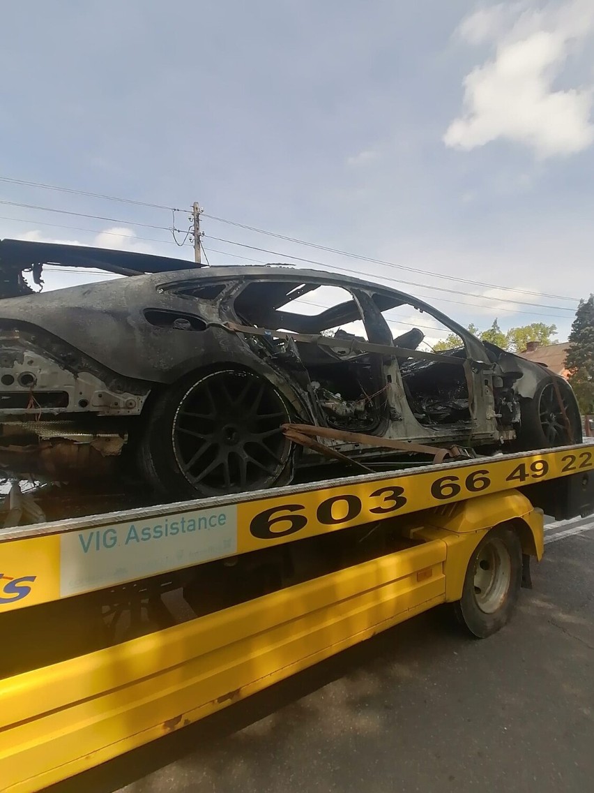 Wypadek w w Lyskach (powiat rybnicki). Na jezdni zapalił się samochód. Występują spore utrudnienia!