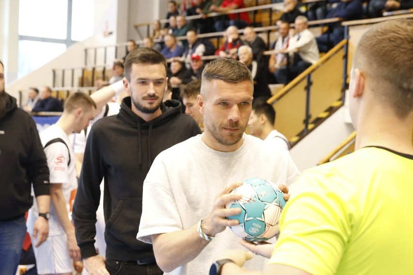 Lukas Podolski wraz z zabrzańskimi kibicami wspierał Górnika...
