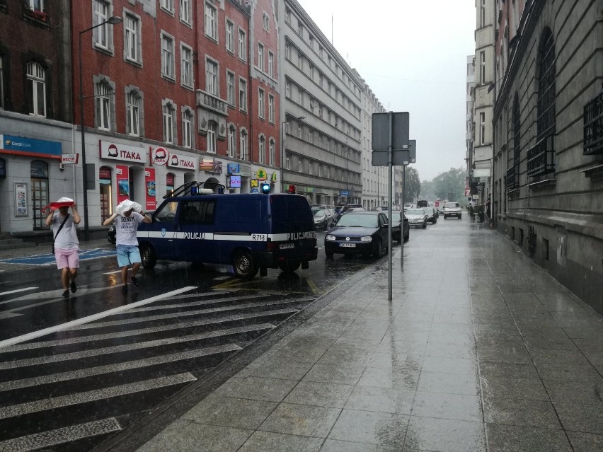 Katowice: Alarm bombowy na ul. Moniuszki. Służby sprawdzają podejrzaną walizkę