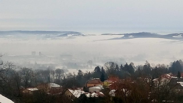 - Tak oddycha dziś Przemyśl - napisała na alarm@nowiny24.pl pani Maria. Mieszkanka Przemyśla przysłała zdjęcia, na których widać toksyczny smog nad miastem. 

W środę normy dla pyłów drobnych PM10 i PM2,5 zostały w Przemyślu przekroczone 5-krotnie. Jakość powietrza według system monitoringu Wojewódzkiego Inspektoratu Ochrony Środowiska była zła.

Pyły PM10 i PM2,5 mogą zawierać w sobie przeróżne metale ciężki, związki i substancje chemiczne. Z uwagi na swoje rozmiary z łatwością przenikają do naszego organizmu - przez układ oddechowy, do krwiobiegu i dalej do organów. 

Zobacz także: Antysmogowe maski spod Przemyśla
