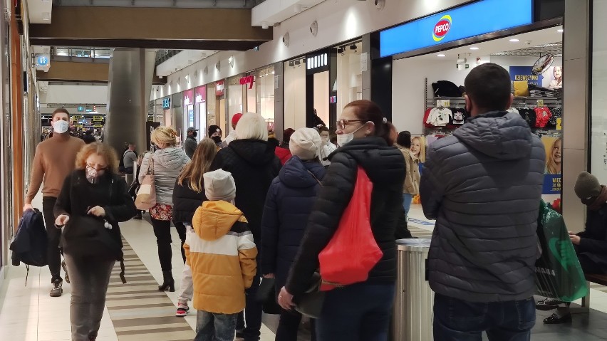 Kolejki do sklepów w galerii Focus Mall w Piotrkowie -...