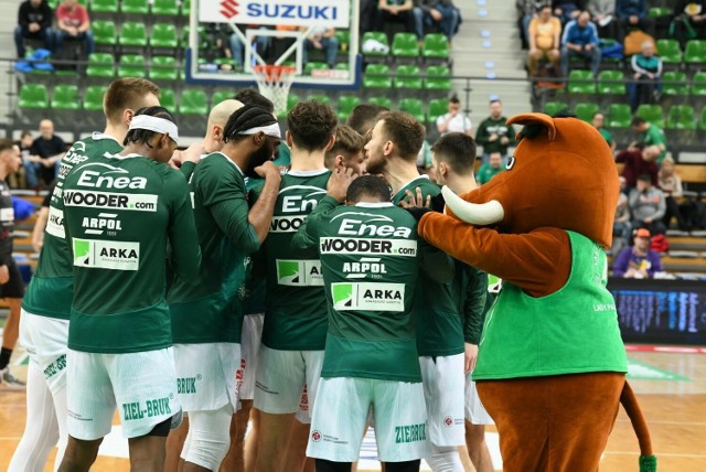 Koszykarze Zastalu Zielona Góra wygrali na wyjeździe z Dzikami Warszawa 74:61.
