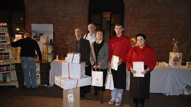 Agata Kaszuba i Grzegorz Miotka, uczniowie ZSP w Przodkowie, ich nauczycielka Lucyną Grablowską, dyrektor szkoły Kazimierz Klas oraz Andrzej Klasa,  radny powiatowy