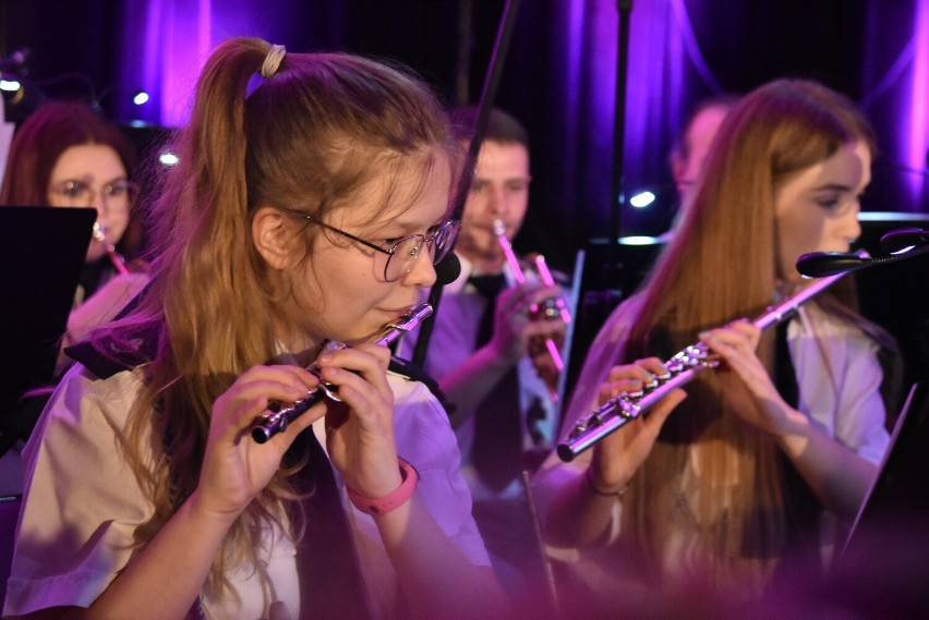 Dominikowice. Przegląd dorobku artystycznego OKGG. Na scenie mażoretki, przed sceną orkiestra [ZDJĘCIA]