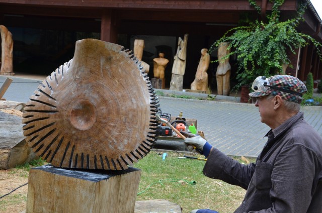 W Hajnówce trwa XXI Plener Rzeźby w Drewnie
