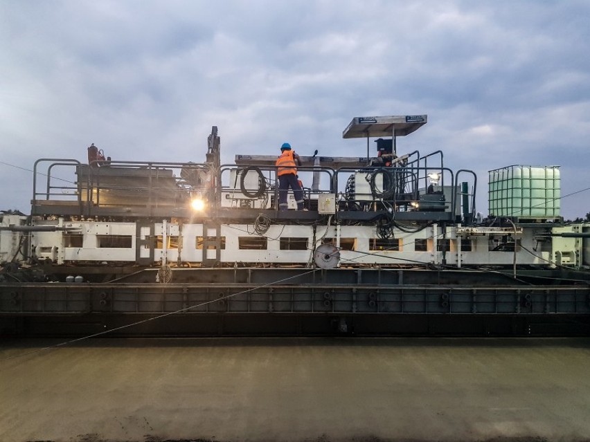 Ruszyły prace na obwodnicy autostradowej Częstochowy. Kładą już betonową nawierzchnię