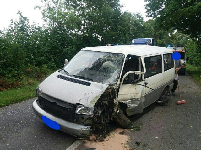 W czwartek doszło do wypadku w Kawelkach pod Gowidlinem. Dwie osoby trafiły do szpitala.