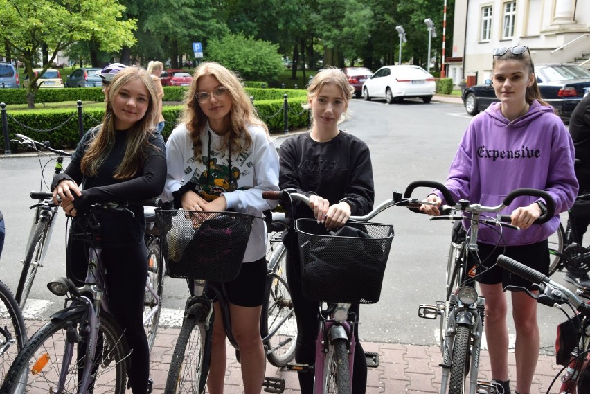 Powiatowy rajd rowerowy dla młodzieży z wieluńskich szkół i samorządowców ZDJĘCIA