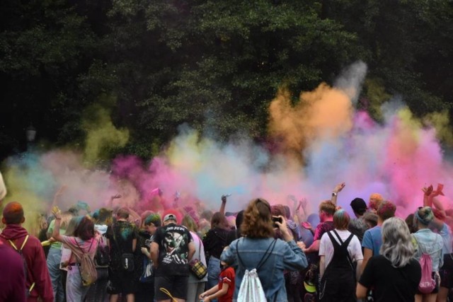 Także w sobotę, 12 września w Wejherowie odbędzie się Festiwal Kolorów. Start imprezy, podczas której będzie można bawić się kolorowymi proszkami holi przy dźwiękach muzyki o godzinie 17:00. 

Miejsce wydarzenia: polana piknikowa w Parku Miejskim w Wejherowie